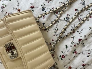 Bolso beige acolchado con cierre joya