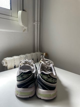 Zapatillas Asics grises y verdes