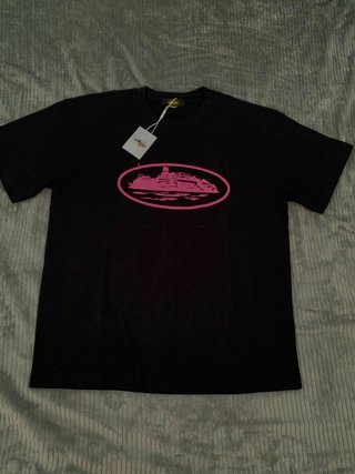 Camiseta negra con estampado ovalado