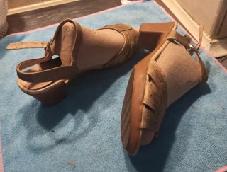 Zapatos de cuña dorados y marrones