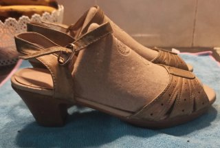 Zapatos de cuña dorados y marrones