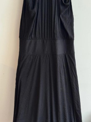 Vestido largo negro tirantes.