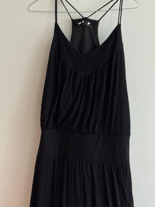 Vestido largo negro tirantes.