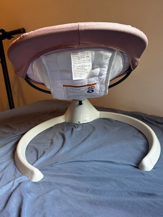 Mecedora para bebé rosa con estampado eléctrico
