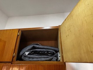 REBAJADO! Conjunto armario y mesita vintage madera