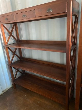 Estantería de madera con cajones