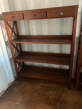 Estantería de madera con cajones