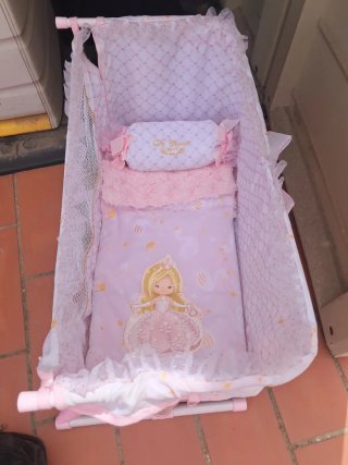 Cuna de muñecas rosa con princesa