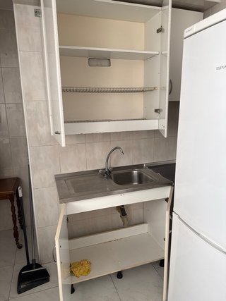Muebles de cocina beige y blanco