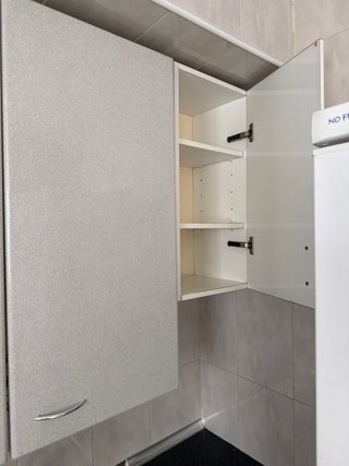 Muebles de cocina beige y blanco