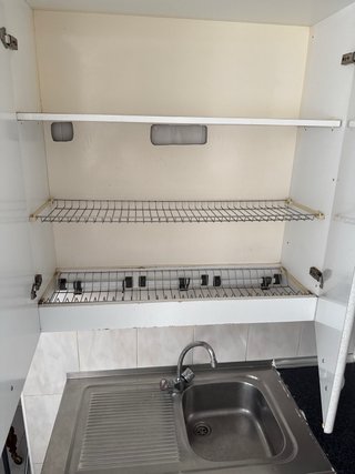 Muebles de cocina beige y blanco