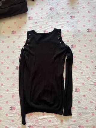 Camiseta Guess manga larga con hombros descubierto