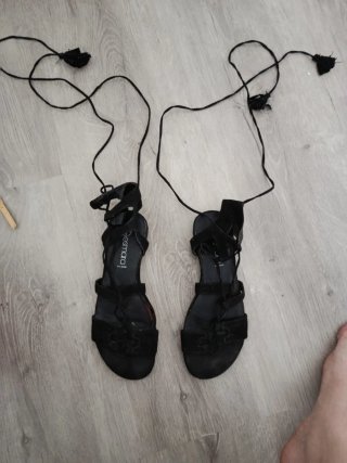 Sandalias negras Esmara con cordones