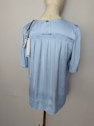 Blusa IKKS azul con detalles blancos