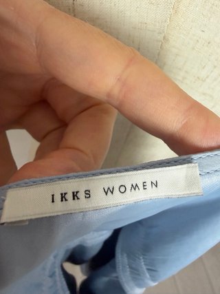 Blusa IKKS azul con detalles blancos