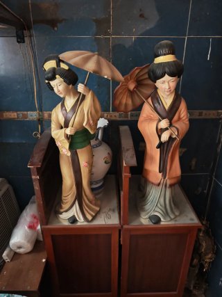 Figuras Chinas Antiguas con Paraguas