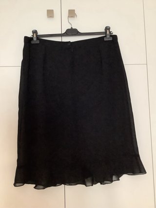 Falda negra con volante y forro talla 52 elegante