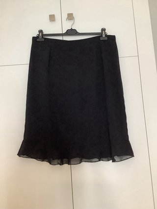 Falda negra con volante y forro talla 52 elegante