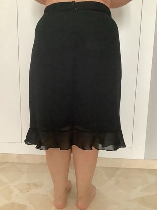 Falda negra con volante y forro talla 52 elegante