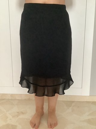 Falda negra con volante y forro talla 52 elegante