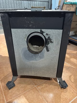 Chimenea de metal y cristal negra