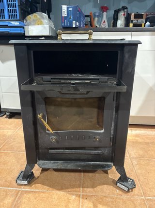 Chimenea de metal y cristal negra