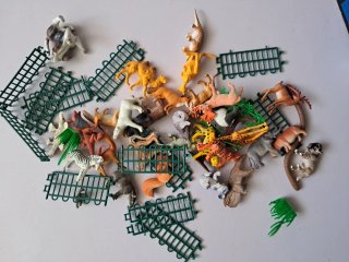 Juego de animales de plástico