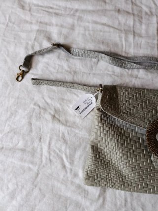 Bolso de piel tejido con etiqueta