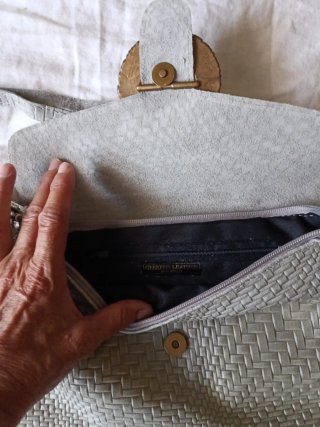 Bolso de piel tejido con etiqueta