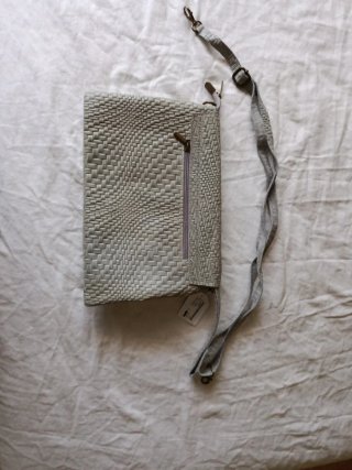 Bolso de piel tejido con etiqueta