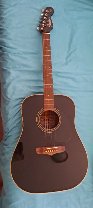 Guitarra Acústica Fender con estuche rígido.