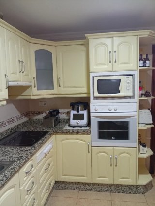 Cocina completa beige y blanca