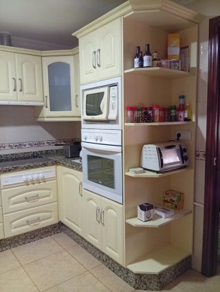 Cocina completa beige y blanca
