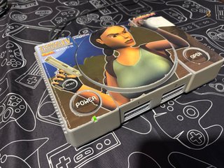 PS1 Sony PlayStation con pegatina Tomb Raider IV