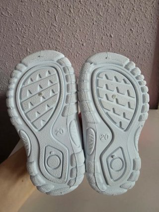 Sandalias rosas con corazón talla 20