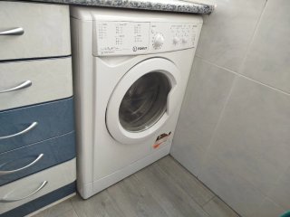 Lavavajillas y Lavadora Indesit.