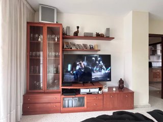 Mueble salón con vitrina y puertas
