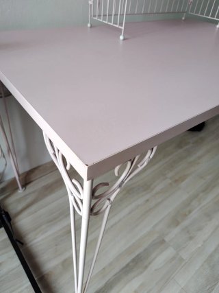 Escritorio rosa Falkhöjden con repisa incluida