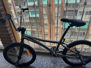 Bicicleta BMX plateada