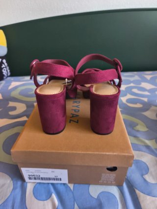 Zapatos tacón Mary Paz color berenjena