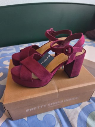 Zapatos tacón Mary Paz color berenjena