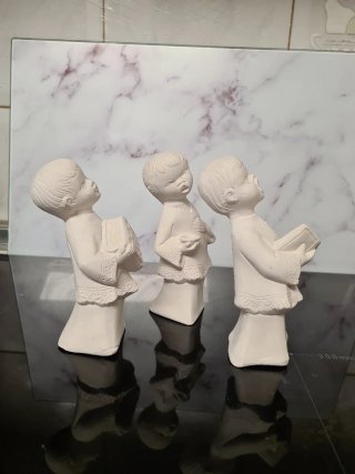 Figuras de escayola de niños cantores