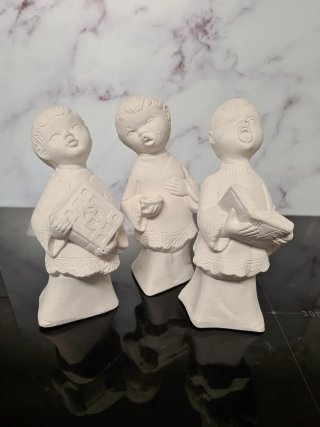 Figuras de escayola de niños cantores