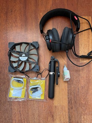 Consegna elettronica Corsair: ventilatore, cuffie, selfie stick, caricatore da parete con due porte USB, due cavi USB