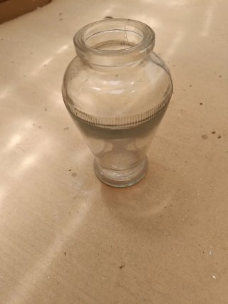 Antiguo recipiente de cristal
