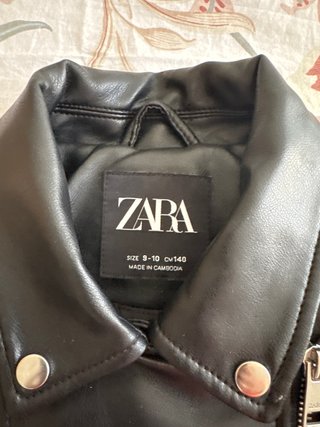 Cazadora efecto piel Zara niña.