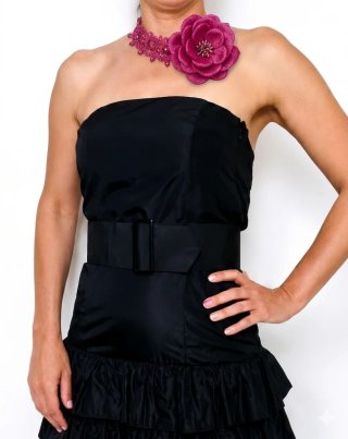 Vestido Negro con Cinturón y Volantes