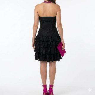 Vestido Negro con Cinturón y Volantes
