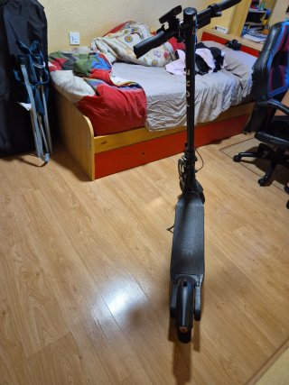 Patinete eléctrico, amortiguador delantero cargado