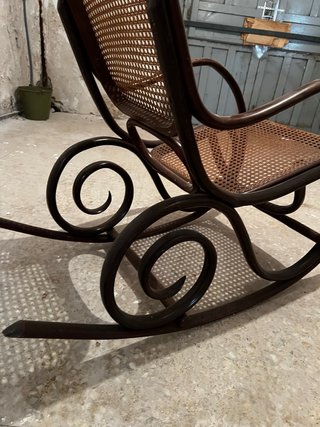 Coppia di seggioloni Thonet in legno e griglia